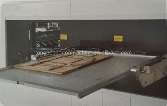 Máquina automática de torção e de corte por matriz para fabrico de cartão ondulado