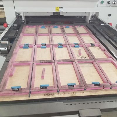 Máquina semiautomática de corte e esfoliação de embalagens de caixas de grande volume